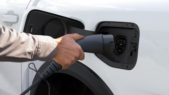 Plug-in hybridy naďalej klamú. Ich emisie sú päťkrát vyššie ako v laboratóriu - Magazín - Auto - pravda.sk