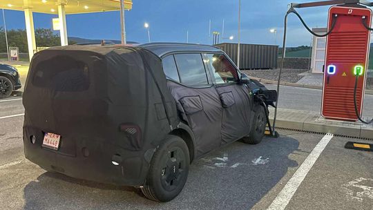 Kia EV2: Nachytali sme najmenšiu Kiu zo Žiliny. Zatiaľ odetú v ‘maskáčoch‘ - Magazín - Auto - Pravda