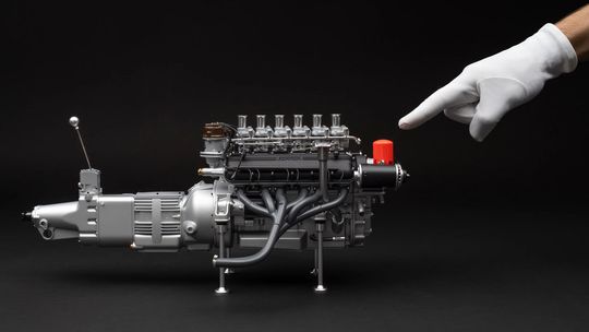 Tento model motoru z Ferrari v mierke 1:8 stojí toľko ako skutočné auto - Magazín - Auto - Pravda