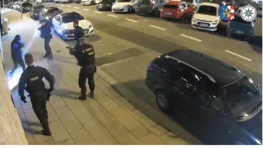VIDEO: Agresívny muž s nožom v ruke zaútočil na policajtov. Tí cudzinca nekompromisne spacifikovali - Magazín - Auto - pravda.sk