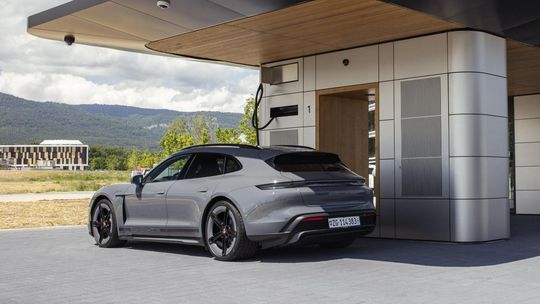 Švajčiari chcú zdaniť ‘elektromobilistov‘. Kvôli ničeniu ciest - Magazín - Auto - Pravda