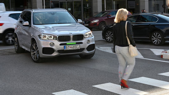 Predné zelené brzdové svetlo bude legálne. Umožní to novela zákona  - Magazín - Auto - Pravda