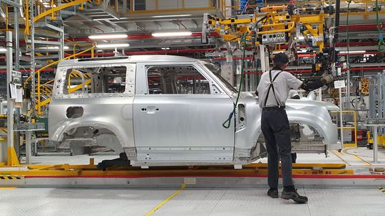 Jaguar Land Rover vraj obnoví časť výroby. Situácia však ostáva vážna  - Magazín - Auto - Pravda