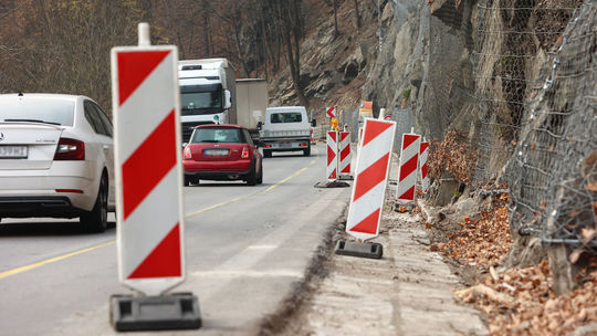 Sanáciu zosuvu vozovky pod Strečnom odložili na jar. Teraz by to vraj bolo komplikované - Doprava - Auto - pravda.sk