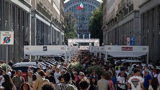 Video: Po Turíne sme sa túlali s najväčšou a najstaršou Pandou - Magazín - Auto - Pravda