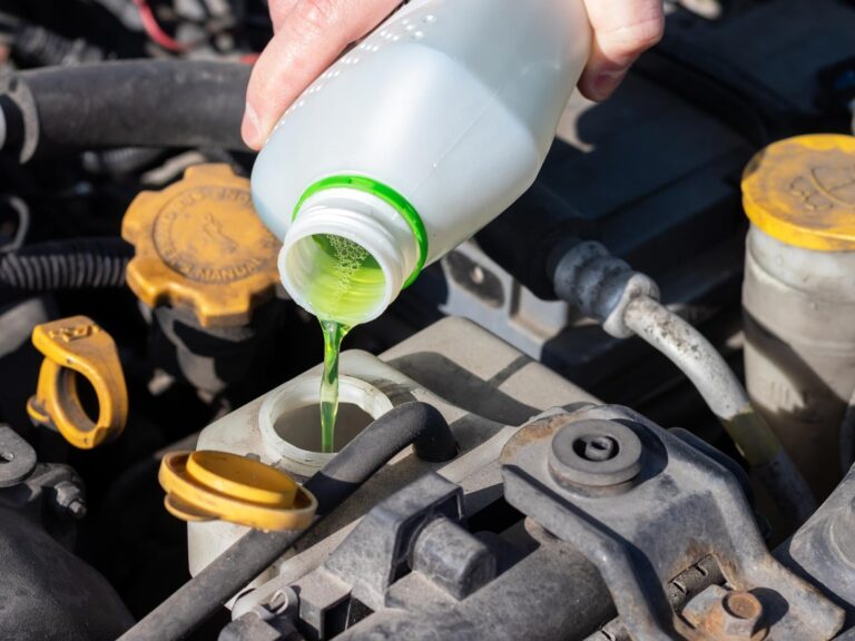Kedy meniť chladiacu kvapalinu motora? Má zmysel doplniť nemrznúcu zmes pred zimou? | Autobazar.EU