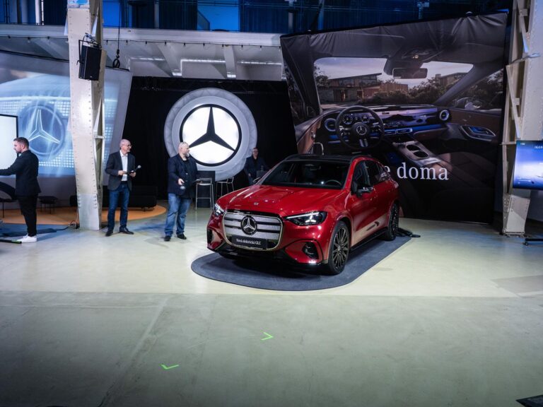 Pozreli sme si nový elektrický Mercedes-Benz GLC. Dáva zbohom špeciálnym názvom a láka na cenu | Autobazar.EU