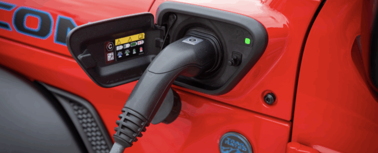 Domáce nabíjanie elektromobilov môže v roku 2026 zdražieť. ÚRSO zverejnil novú vyhlášku