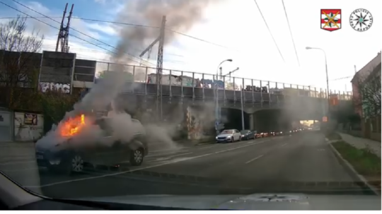 VIDEO: Dráma na ceste, auto skončilo v plameňoch. Iba šikovnosť policajta zabránila väčšej katastrofe - Doprava - Auto - Pravda