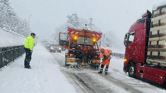 Kalamita: Od včera diaľničiari posypali 13 500 km ciest. Pomáha aj polícia - Doprava - Auto - Pravda