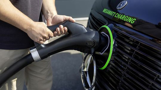 Ako vyrovnať čas nabíjania s tankovaním? Spomaľme tankovanie! - Magazín - Auto - Pravda