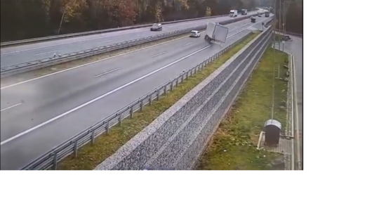 VIDEO: Opitý cudzinec ohrozoval premávku na D1. Pozrite si, čo stváral, takmer sa prevrátil na vozovku - Doprava - Auto - Pravda