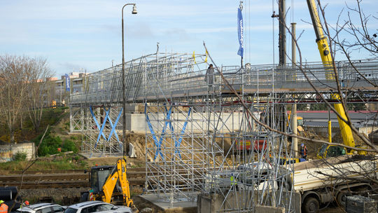 Starý most ponad železnicu v Seredi zbúrali za 5 dní, nový bude stáť v polovici roku 2026 - Doprava - Auto - Pravda