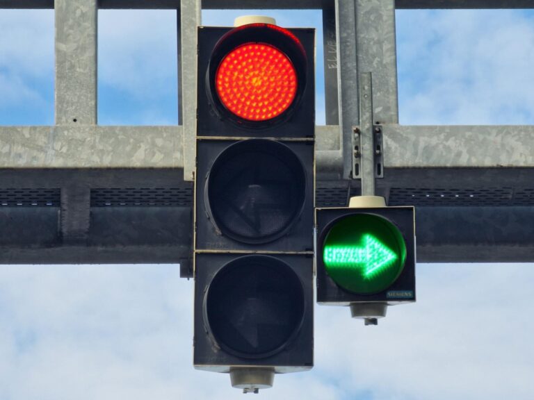 Vodiči, pozor. Zelená šípka na semafore u susedov platí inak, ako u nás, musíte zastaviť tak či tak | Autobazar.EU