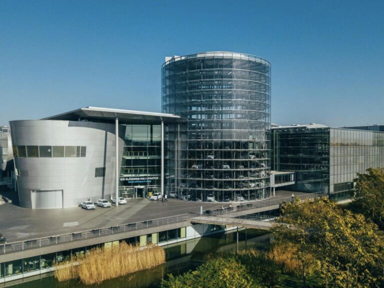 Výroba VW v Drážďanoch končí, zamestnancom ponúka 30 000 €, mnohí však nesúhlasia | Autobazar.EU