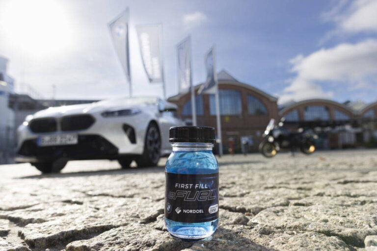 Spaľovacie motory dostali druhú šancu. BMW a nemeckí partneri našli spôsob, ako tankovať ekologicky aj bez kábla - AUTOVINY.sk