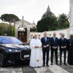 BMW iX60 odovzdané pápežovi