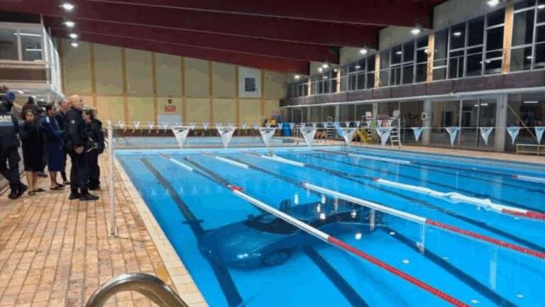 So svojim Jaguarom prerazila stenu a skončila v bazéne plnom ľudí. Pomýlila si plyn s brzdou - AUTOVINY.sk