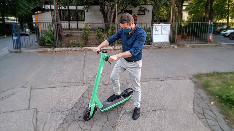 Elektrické kolobežky sú životu nebezpečné. Až 8 z 10 mladých jazdcov je ohrozených! - AUTOVINY.sk