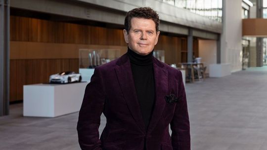 Šok! Kreatívneho šéfa Jaguaru vyhodili na hodinu. Vyviedla ho eskorta - Magazín - Auto - Pravda