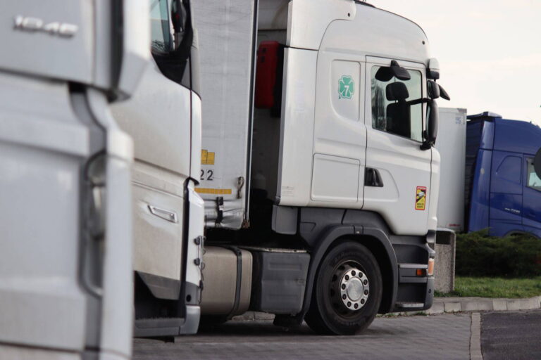 Desivé priznania! 33% kamionistov priznáva, už aspoň raz dostali mikrospánok! Prídu nové riešenia? - AUTOVINY.sk