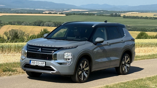 Videotest: Nové Mitsubishi Outlander PHEV - zvláda terén a aj elektrickú jazdu - Testy automobilov - Auto - Pravda