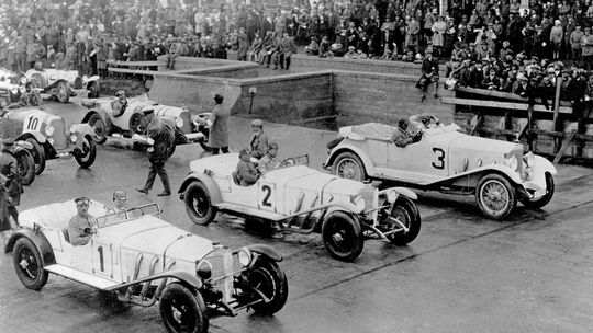 Nürburgring je medzi okruhmi legendou. Jeho výstavba začala pred 100 rokmi - Magazín - Auto - Pravda