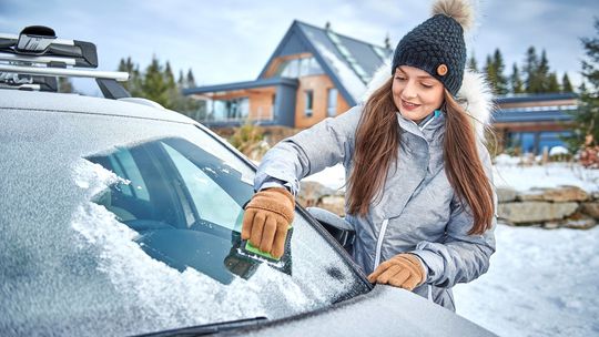 Zamrzlo vám auto? Tu je 10 rád, ako sa zbaviť námrazy na oknách! - Poradňa - Auto - Pravda