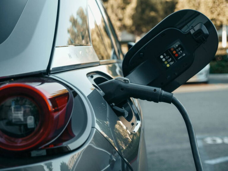 Elektromobily sú na brutálnom ústupe. Prečo o nich klesá záujem raketovým tempom? - AUTOVINY.sk