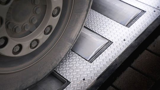 REPS: Rakúšan chce spraviť z ciest elektrárne. Vyzerá to zložito a draho - Magazín - Auto - Pravda