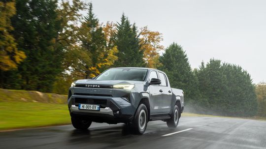 Toyota odhaľuje úplne nový Hilux vrátane prvej batériovej elektrickej verzie tohto kultového pickupu - Novinky - Auto - Pravda