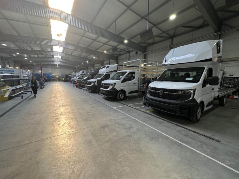 Pozreli sme sa ako Moto Wektor spraví z podvozku Renaultu Master špecializovaný nástroj