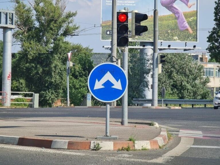 Ani skúsený vodič často nevie, že tu smie odbočiť doľava napriek červenej | Autobazar.EU