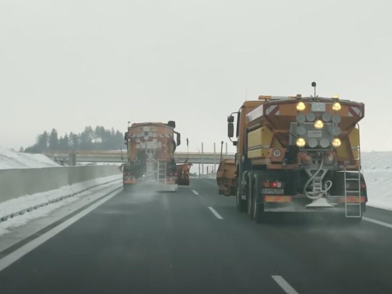 Poznáte svetelné symboly posýpačov? Kedy ich na diaľnici nemôžete predbehnúť?