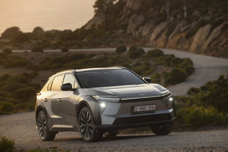 PRVÁ JAZDA Toyota bZ4X: Elektrický rebel v obleku rodinného SUV skresal čas nabíjania o polovicu - AUTOVINY.sk