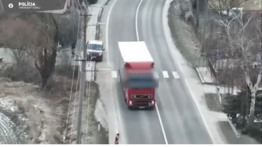 VIDEO: Polícia zverejnila zábery z dronových kontrol. Padajúce kusy ľadu z kamiónov mali vážne následky - Doprava - Auto - Pravda