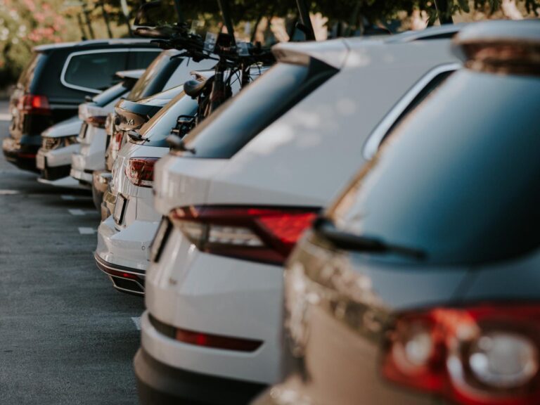 Na 9-ročné jazdené auto musí priemerný Slovák pracovať viac ako rok. Autobazar.EU zverejnil štatistiky trhu s jazdenkami za 2025