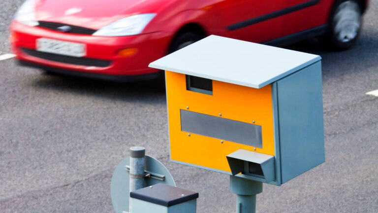 Vodič prekročil rýchlosť o 7 km/h. Dostal pokutu 900 eur a prišiel o vodičák