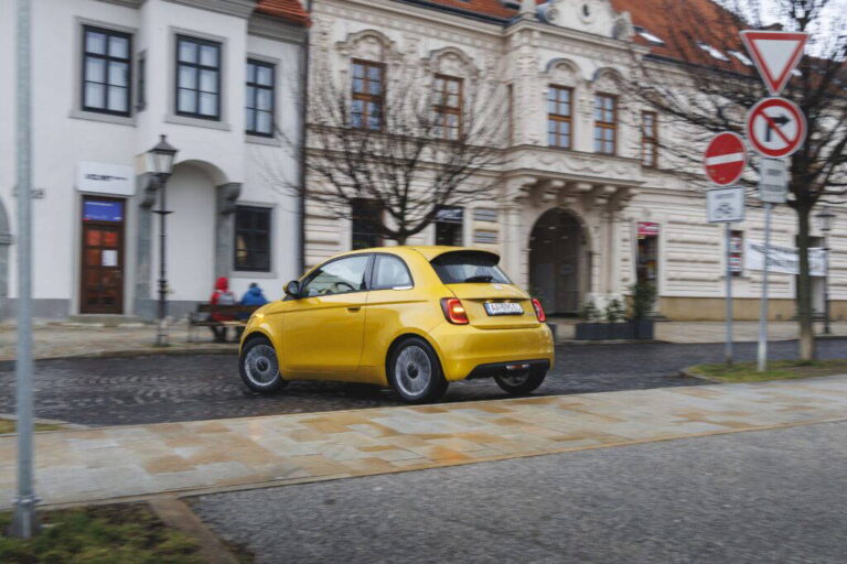 Fiat 500 Hybrid: Talianske slniečko v slovenskej zime - AUTOVINY.sk