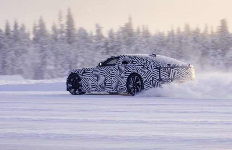 Britská beštia sa prebúdza: Jaguar testuje svoje najvýkonnejšie auto všetkých čias v arktických podmienkach - AUTOVINY.sk