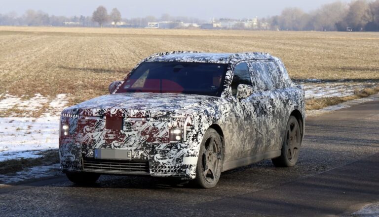 Rolls-Royce pripravuje najluxusnejší elektromobil na svete. Objavili sa špionážne zábery
