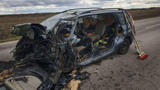 FOTO: Z auta zostal vrak: desivý pohľad po čelnej zrážke pri Leviciach - Doprava - Auto - pravda.sk