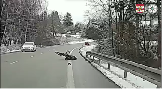 VIDEO: Opitého cyklistu katapultovalo z elektrobicykla. Tvrdý pád muža natočil vodič idúci za ním - Doprava - Auto - Pravda