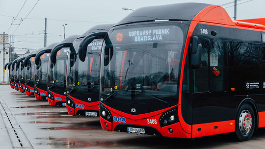 V Bratislave pribudlo osem nových kĺbových autobusov na plyn - Doprava - Auto - Pravda