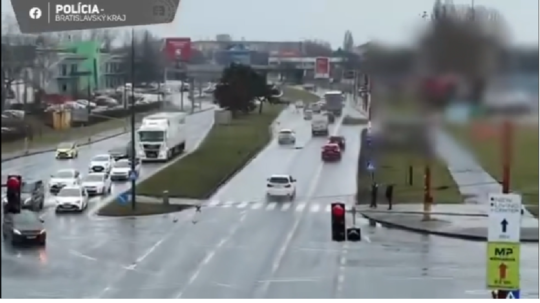 VIDEO: Šofér to pre pár ušetrených sekúnd riskol na červenú. Pozrite si, aký pomocník policajtom pomohol - Doprava - Auto - pravda.sk
