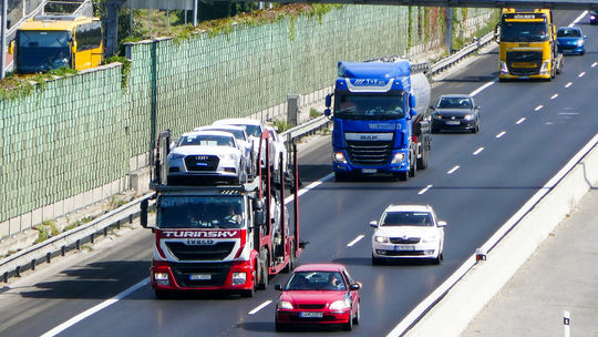 Česi chcú obmedziť kamióny počas dopravných špičiek. Pripravujú dynamické mýto - Doprava - Auto - pravda.sk