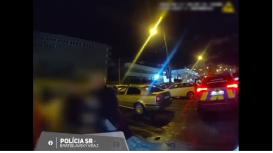 VIDEO: Opitá vodička v Bratislave vrazila do stĺpu. Dokonca pritom viezla aj maloleté deti - Doprava - Auto - pravda.sk