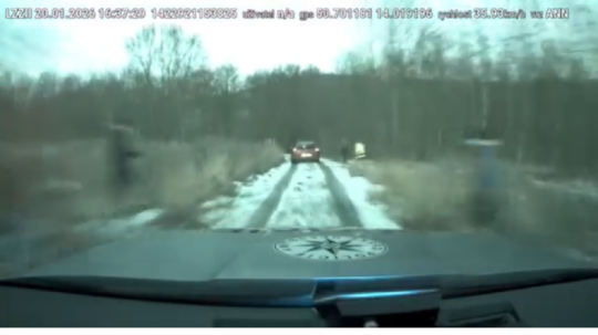 VIDEO: Takýmto agresívnym únikom prekvapil aj policajtov. Naháňačka cez pole sa skončila takmer tragédiou - Doprava - Auto - Pravda