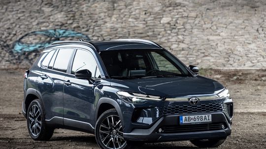 Test: Toyota Corolla Cross Hybrid – menej koní neprekáža - Testy automobilov - Auto - Pravda
