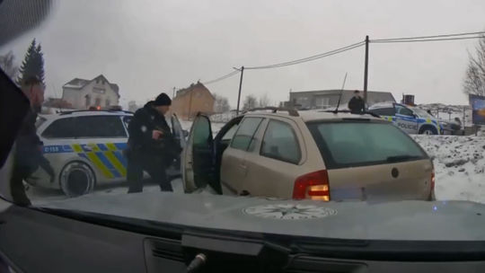 VIDEO: Bláznivá naháňačka. Unikal pred políciou cez pole, skončil v putách - Magazín - Auto - Pravda